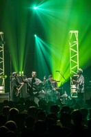 カニになる向井秀徳。（撮影：曽我美芽）