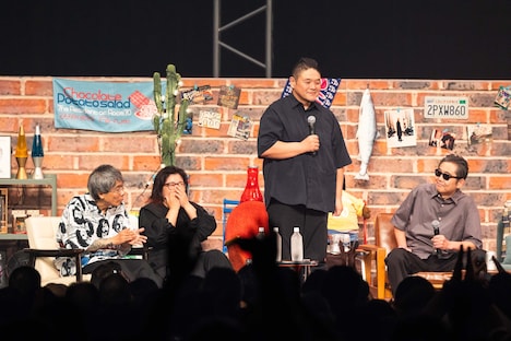 グランジ遠山に話を振られ、マイクを受け取って立ち上がるも、何も言葉を発さない柔道2段・松下敦。（撮影：曽我美芽）