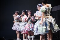 「4060」の思い入れを熱弁する神南りな（右端）の言葉に「エモい」と盛り上がる先輩メンバーたち。