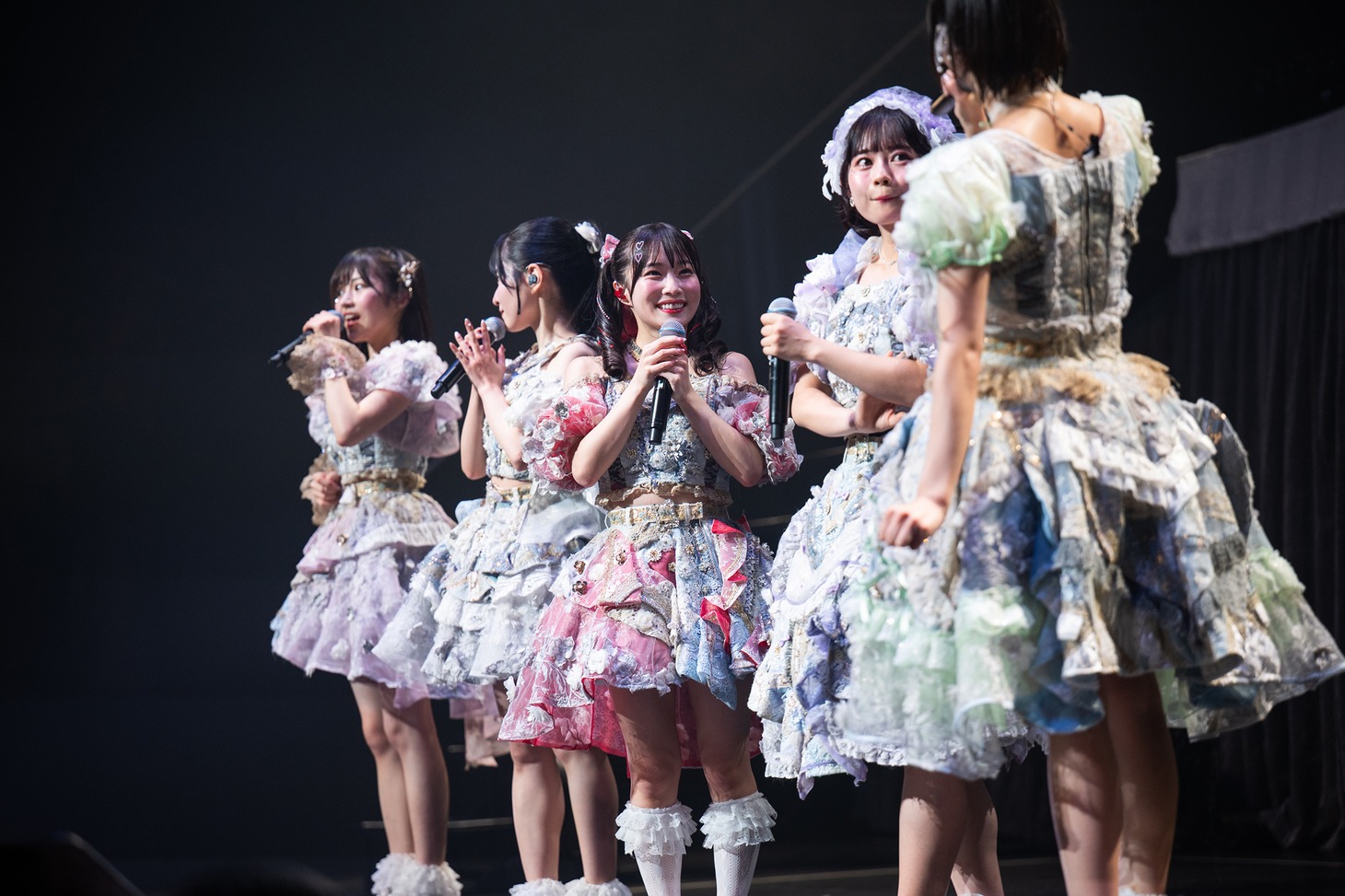 「4060」の思い入れを熱弁する神南りな（右端）の言葉に「エモい」と盛り上がる先輩メンバーたち。