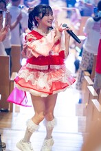 客席通路で歌う岸みゆ。