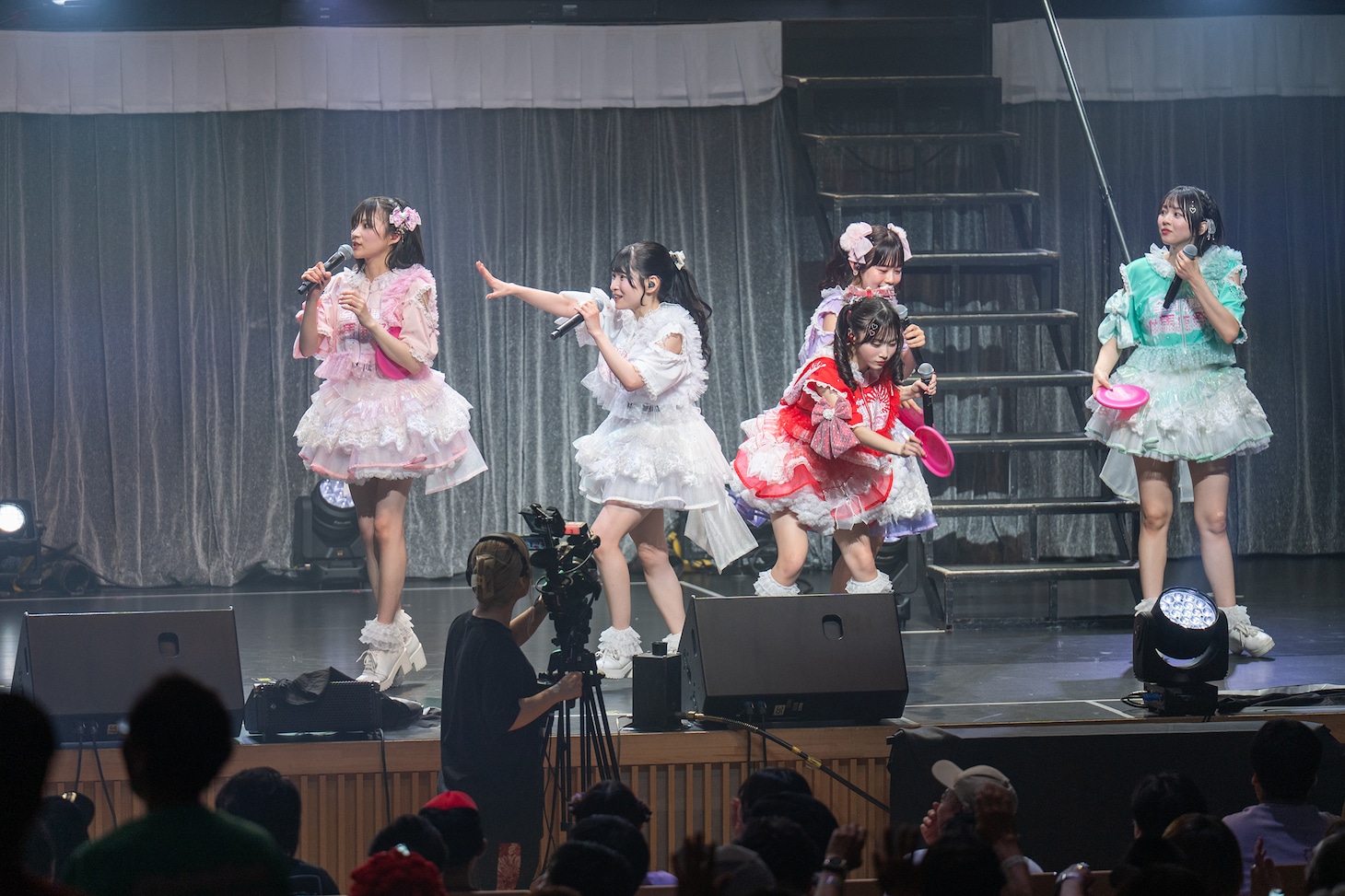 フリスビーをあらぬ方向に飛ばしてしまった小鳥遊るい（左から2番目）。