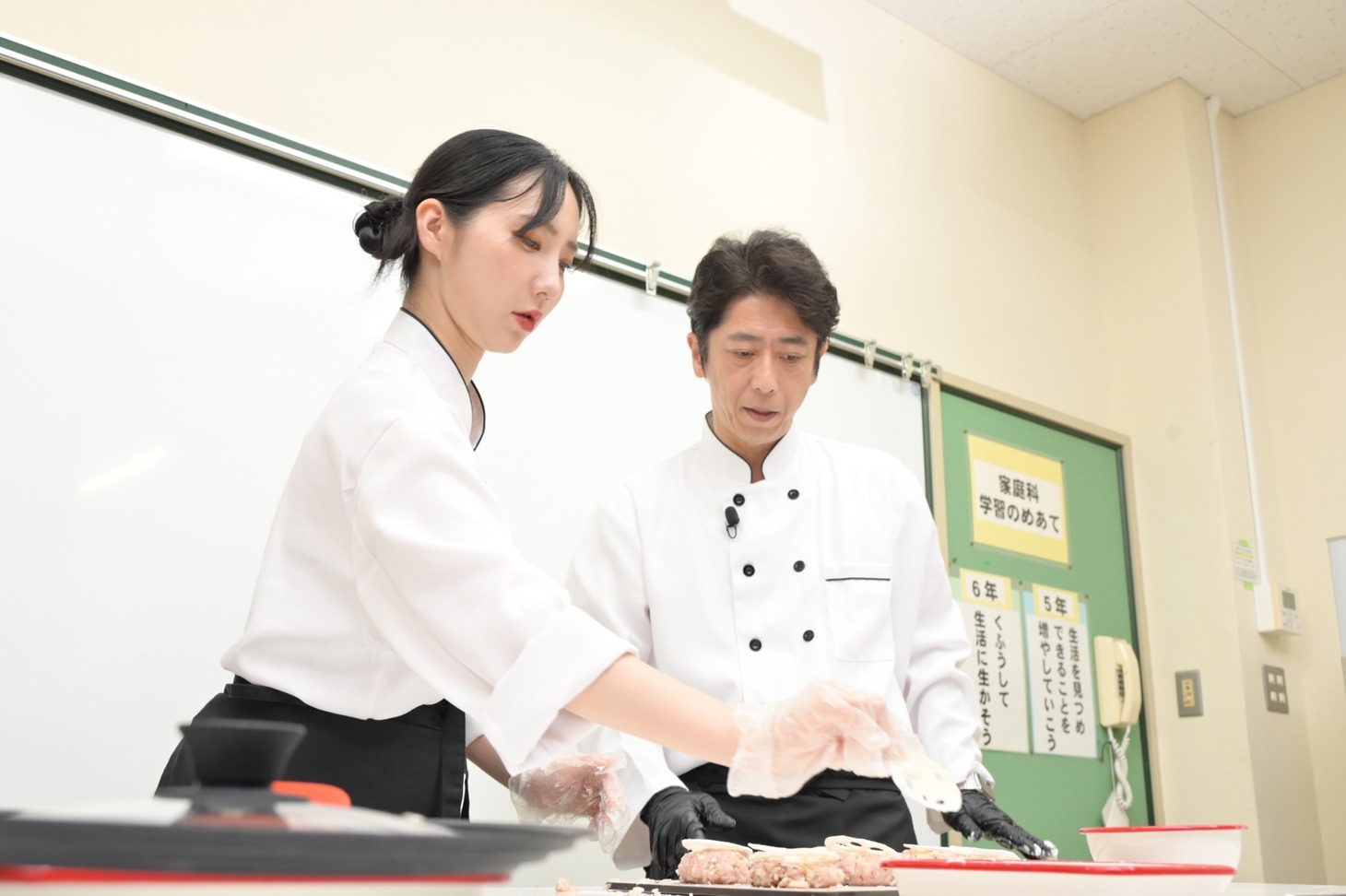 「黄金のワンスプーン！」より。左から、ファーストサマーウイカ、後藤輝基（フットボールアワー）。©TBS