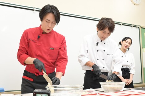 「黄金のワンスプーン！」より。左から、宮舘涼太（Snow Man）、長野博（20th Century）。©TBS