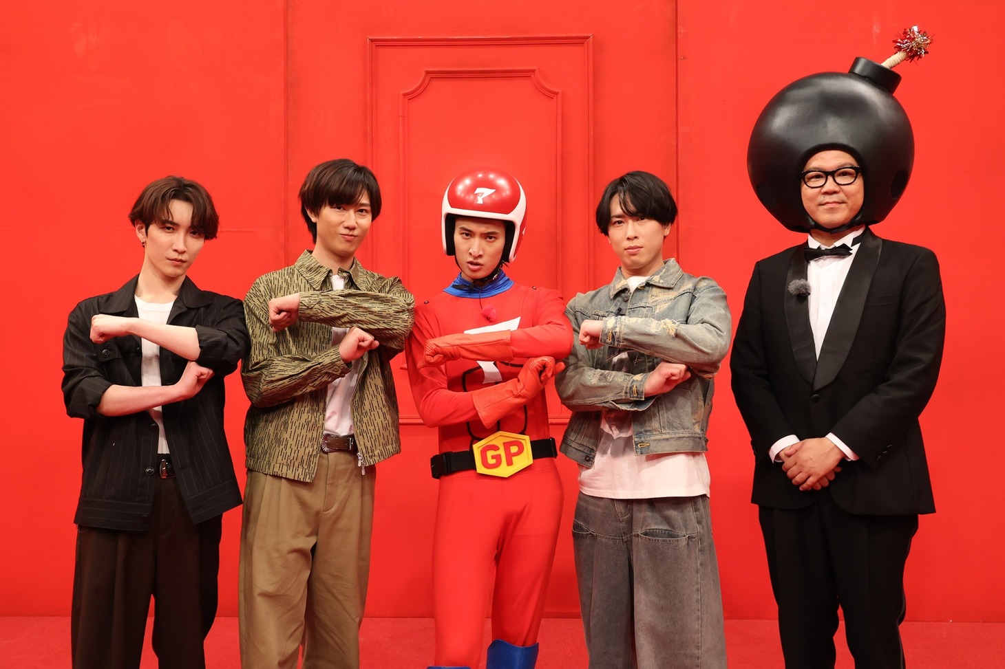 左から渡辺翔太（Snow Man）、阿部亮平（Snow Man）、向井康二（Snow Man）、宮舘涼太（Snow Man）、長谷川忍（シソンヌ）。©フジテレビ