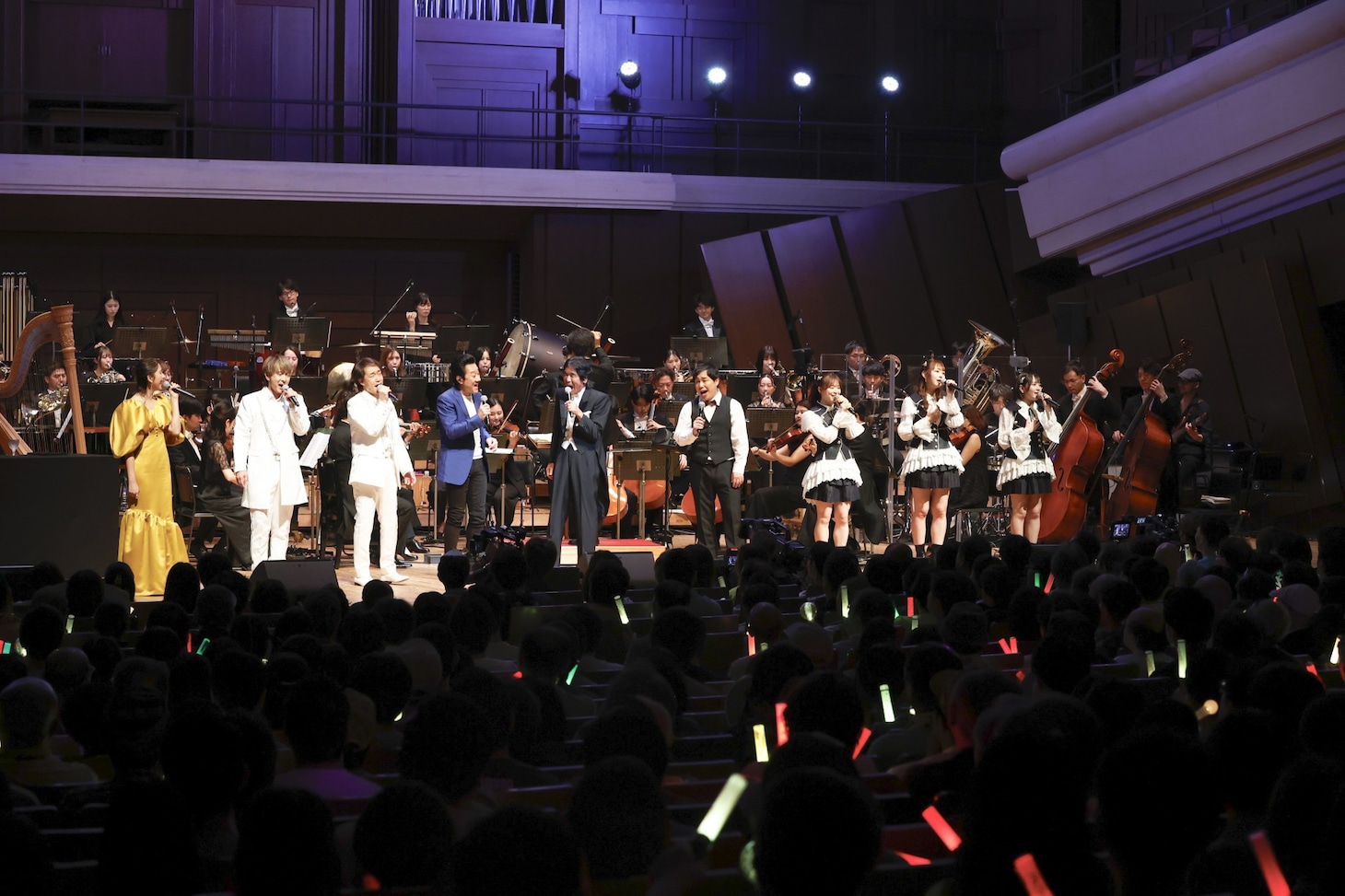 「昭和100年シンフォニック歌謡祭」の様子。