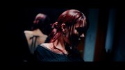 安田レイ「BROKEN GLASS」ミュージックビデオより。