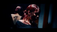 安田レイ「BROKEN GLASS」ミュージックビデオより。