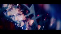 安田レイ「BROKEN GLASS」ミュージックビデオより。