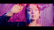 安田レイ「BROKEN GLASS」ミュージックビデオより。