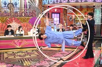 くるくる回転する京本大我（前）。