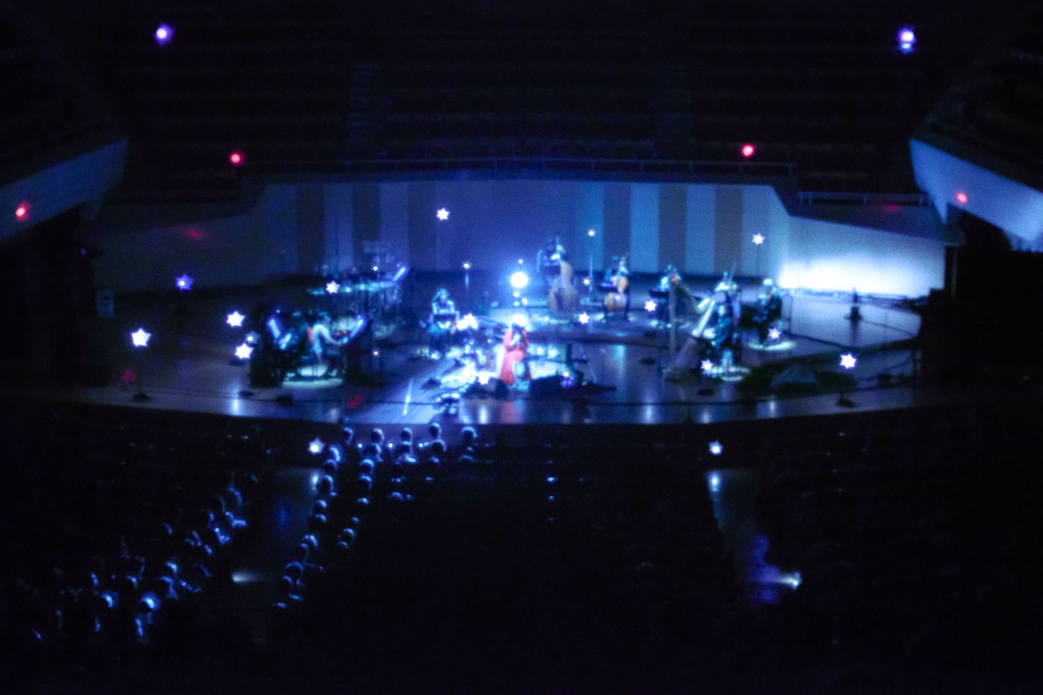 青葉市子「Reflections of Luminescent Creatures」東京・サントリーホール公演の様子。（撮影：小林光大）