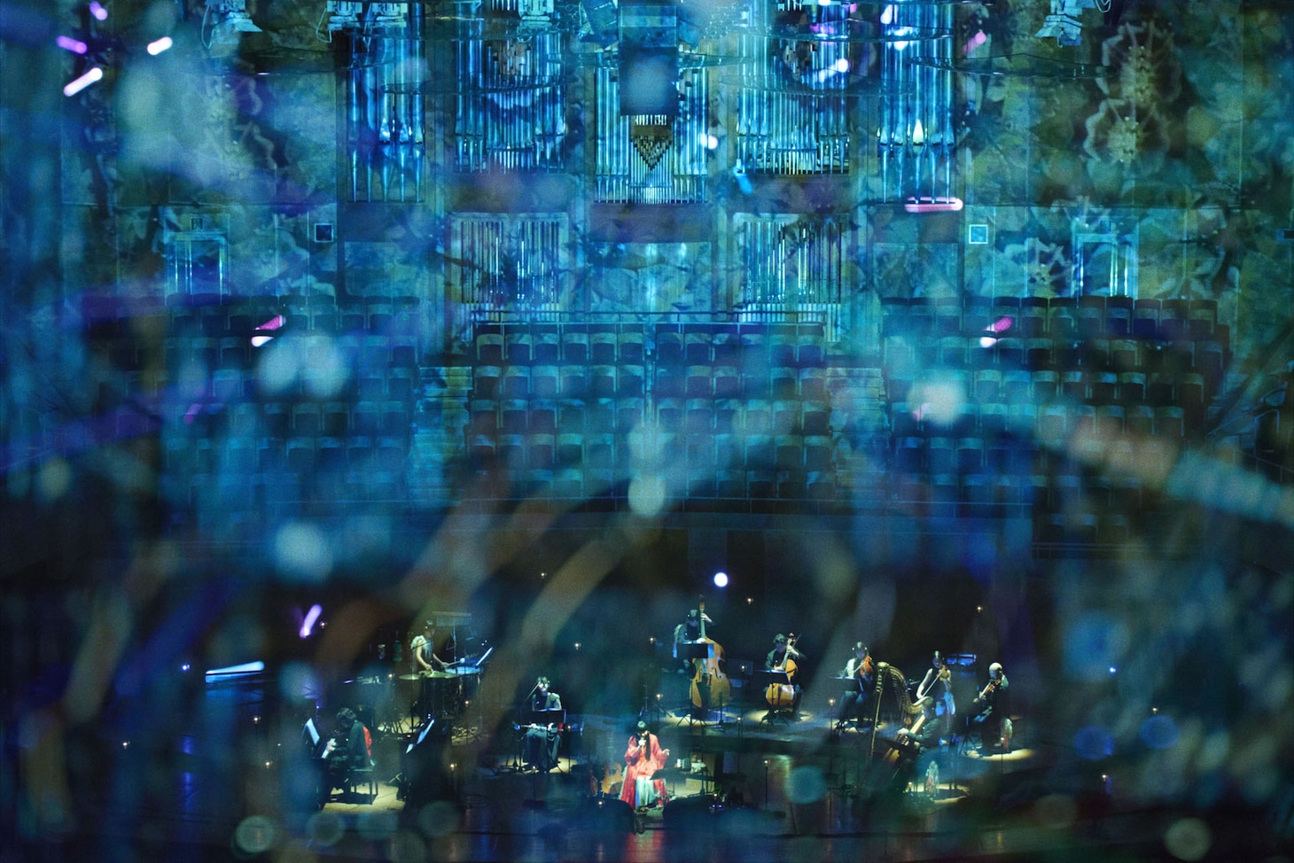 青葉市子「Reflections of Luminescent Creatures」東京・サントリーホール公演の様子。（撮影：小林光大）