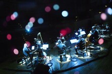 青葉市子「Reflections of Luminescent Creatures」東京・サントリーホール公演の様子。（撮影：小林光大）