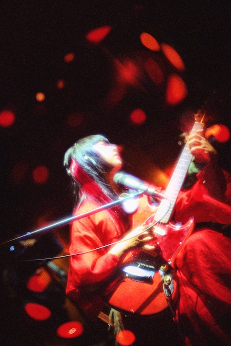 赤いエレキギターを弾く青葉市子。（撮影：小林光大）