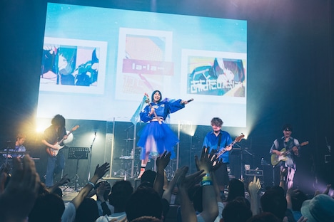 「三月のパンタシア 10th ANNIVERSARY LIVE 2025 -多彩透明なブルーだった-」の様子。（撮影：大庭元）