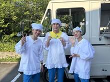 割烹着姿の横山裕（左）、羽鳥慎一（中央）、松島聡（右）。©日本テレビ