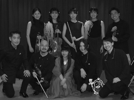 青葉市子「Reflections of Luminescent Creatures」出演者たち。イマジナリーフレンドのペンギンも花を持って紛れ込んでいる。（撮影：小林光大）