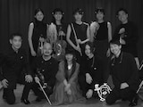 青葉市子「Reflections of Luminescent Creatures」出演者たち。イマジナリーフレンドのペンギンも花を持って紛れ込んでいる。(撮影:小林光大)