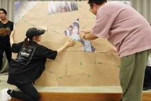 番号札で隠されたWHITE SCORPIONの新アーティスト写真。©OVERSE/KING RECORDS