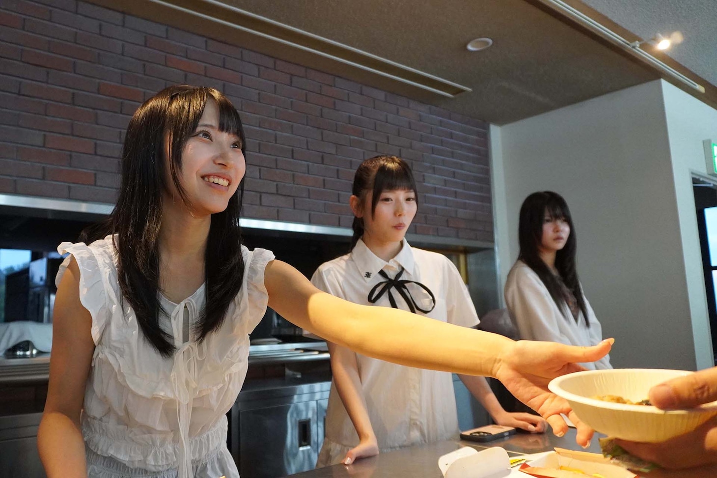 夕食時の様子。手前はACO。©OVERSE/KING RECORDS