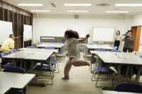 「みぃ～つけた」ゲームで躍動するCHOCO。©OVERSE/KING RECORDS