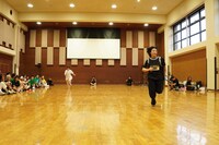 リレーで対決するWHITE SCORPION。©OVERSE/KING RECORDS