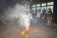 スコピストと花火を楽しむWHITE SCORPION。©OVERSE/KING RECORDS