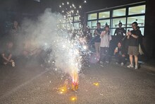 スコピストと花火を楽しむWHITE SCORPION。©OVERSE/KING RECORDS