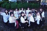 バーベキューを楽しむWHITE SCORPION。©OVERSE/KING RECORDS