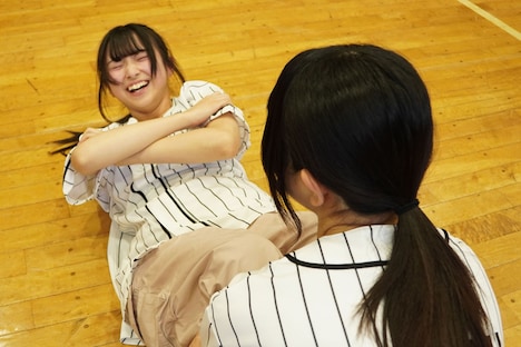 腹筋0回のCHOCO。©OVERSE/KING RECORDS