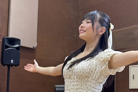 ラジオ体操中のMOMO。©OVERSE/KING RECORDS