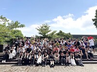 「ホワスピ夏合宿 in 熱海」に参加したWHITE SCORPIONとスコピスト。©OVERSE/KING RECORDS