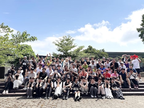 「ホワスピ夏合宿 in 熱海」に参加したWHITE SCORPIONとスコピスト。©OVERSE/KING RECORDS