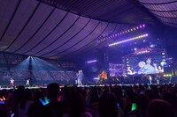 「CANDY」のパフォーマンスの様子。