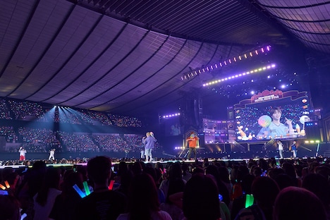 「CANDY」のパフォーマンスの様子。