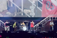 「小さな恋のうた」の演奏の様子（写真は17日公演）。