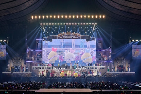 「恋のDing Dong」のパフォーマンスの様子。