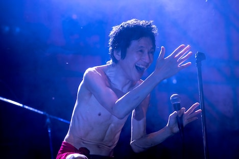 人気画像2位は「石狩湾を熱狂で包んだ25回目の夜明け、『RISING SUN ROCK FESTIVAL 2025 in EZO』2日間をレポート」より、甲本ヒロト（ザ・クロマニヨンズ）。（撮影：柴田恵理）