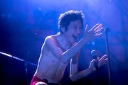 人気画像2位は「石狩湾を熱狂で包んだ25回目の夜明け、『RISING SUN ROCK FESTIVAL 2025 in EZO』2日間をレポート」より、甲本ヒロト(ザ・クロマニヨンズ)。(撮影:柴田恵理)