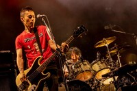人気画像9位は「石狩湾を熱狂で包んだ25回目の夜明け、『RISING SUN ROCK FESTIVAL 2025 in EZO』2日間をレポート」より、小林勝と桐田勝治（いずれもザ・クロマニヨンズ）。（撮影：柴田恵理）