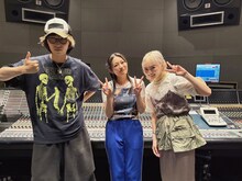 左からMega Shinnosuke、柏木ひなた、安本彩花（私立恵比寿中学）