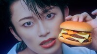 マクドナルドの新CM「LUNA CHEE」編より。