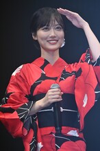 観客の様子をうかがう山下美月。