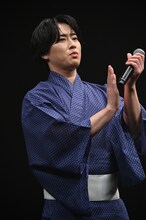 拍手の打点が高めの宮舘涼太（Snow Man）。