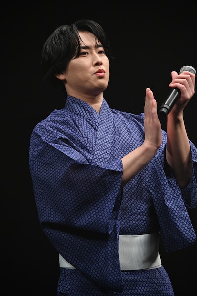 拍手の打点が高めの宮舘涼太（Snow Man）。