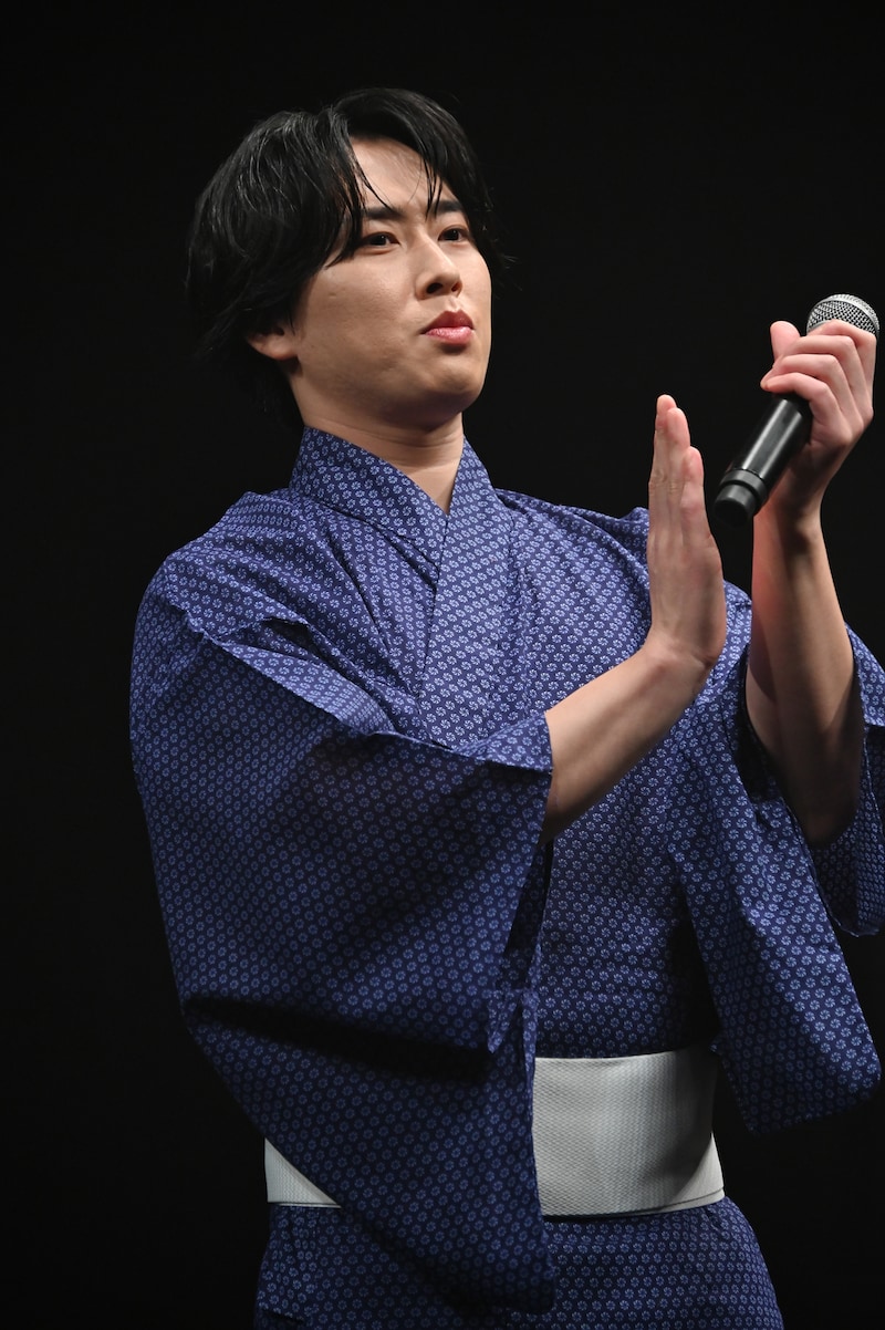 拍手の打点が高めの宮舘涼太（Snow Man）。