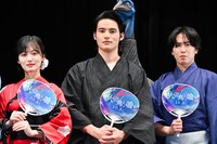 左から山下美月、水上恒司、宮舘涼太。