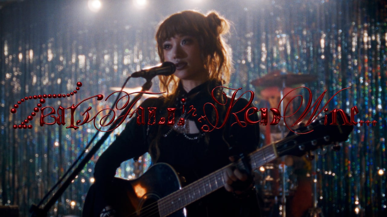 ブランデー戦記の新曲「赤いワインに涙が・・・」MV公開、カオス極まるプロムナードで演奏
