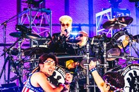 ドラムセットに向かう白鳥雪之丞と、その後ろで歌う綾小路翔。（撮影：青木カズロー）